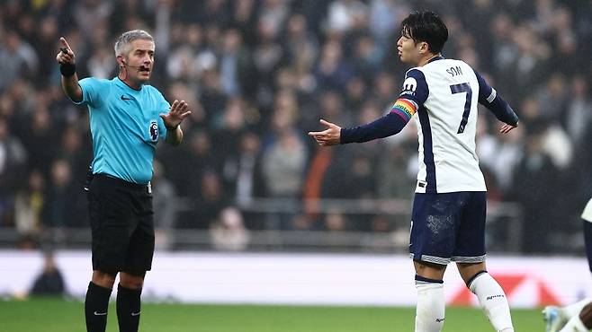 잉글랜드 프리미어리그(EPL) 토트넘 홋스퍼의 손흥민이 지난 1일(한국시간) 열린 EPL 13라운드 풀럼과의 경기에서 주심 판정에 항의하고 있다. /로이터=뉴스1
