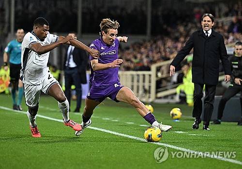 보베가 2일(한국시간) 이탈리아 피렌체에 있는 스타디오 아르테미오 프란키에서 열린 피오렌티나와 인터 밀란의 2024-2025시즌 세리에A 14라운드 홈 경기에 선발 출장했다가 갑자기 쓰러졌다. 왼쪽 윙어로 선발 출장한 보베는 경기 중 전반 17분 축구화 끈은 묶은 뒤 일어서서 걸어가는 과정에서 갑자기 쓰러졌다. 앞에서 있던 덴젤 둠프리스가 보베의 상황을 확인한 즉시, 다가가 응급조치를 진행했다..연합뉴스