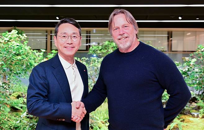 조주완 LG전자 CEO(왼쪽)와 텐스토렌트 짐 켈러 CEO가 지난달 서울 여의도 LG트윈타워에서 만나 전략적 협업을 논의했다.