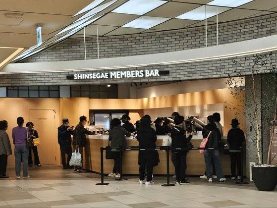 신세계강남 지하 1층 멤버스바에서 VIP 고객들이 무료로 커피 등을 받고 있다. 김성탁 기자