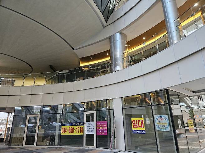 세종시 나성동에 있는 대형 상가 건물 1·2층에 임대 안내문이 붙어 있다.