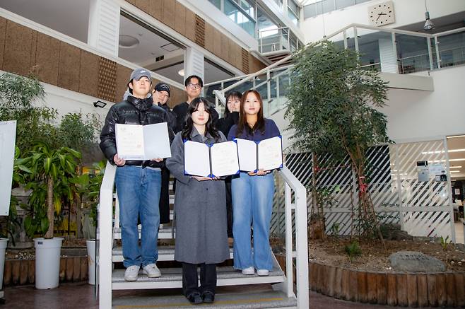 제25회 DGID 실내건축디자인대전에서 수상한 건축학부 학생들. 영남대 제공