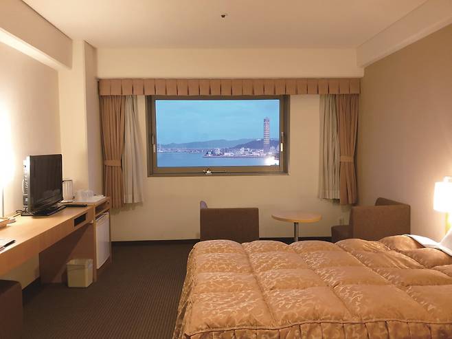 오쿠라호텔은 객실 안의 창문이 하나의 화폭처럼 느껴질 정도로 뛰어난 조망감을 선사한다.