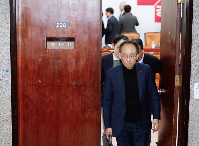 추경호 국민의힘 원내대표가 비상계엄이 해제된 4일 오전 서울 여의도 국회에서 비공개 최고위원회의를 마친 후 의원 총회로 향하고 있다. /뉴스1