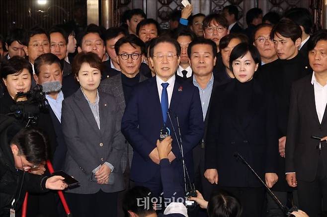 이재명 더불어민주당 대표(가운데)가 4일 오전 서울 여의도 국회 본청 본회의장 앞에서 비상계엄해제요구안이 가결된 뒤 입장을 밝히고 있다. ⓒ데일리안 홍금표 기자