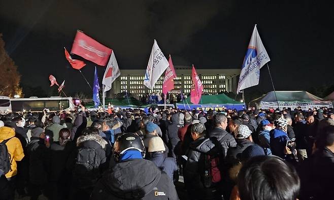 윤석열 대통령이 선포한 계엄령이 국회에 의해 해제된 4일 새벽 시민들이 국회 앞에 모여 자리를 지키고 있다. 김채운 기자
