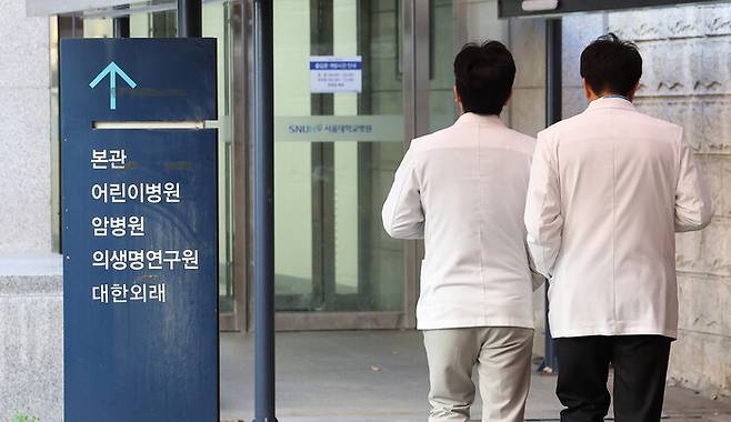 3일 오전 서울 시내 한 대형 병원에서 의료진이 이동하고 있다. 연합뉴스