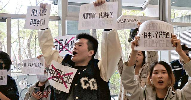 국립대만대 사회과학대 학생들이 지난 3일 교내에서 "중국·타이베이 팀은 없다"는 문구가 적힌 종이를 든 채 시위를 하고 있다. 홍콩 명보 화면 캡처