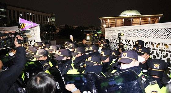 윤석열 대통령이 비상계엄을 선포한 3일 저녁 경찰이 국회 정문을 통제하고 있다. 국회의원들은 신분 확인을 거쳐 국회로 들어갔다. 김경록 기자