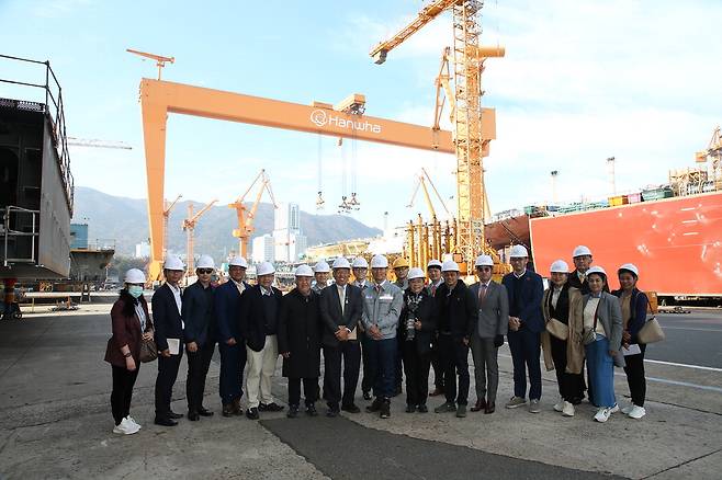 태국 하원 국방위 위롯 라카나아디손 위원장 일행이 지난 3일 한화오션 거제조선소에서 기념촬영을 하고 있다. 한화오션