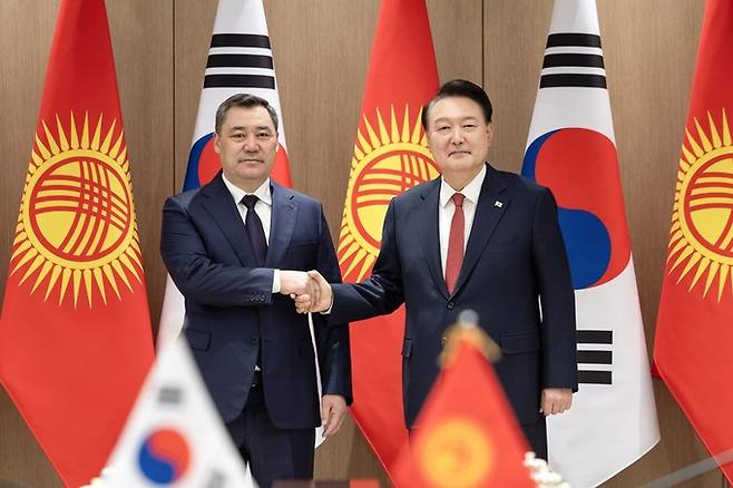윤석열 대통령이 3일 서울 용산 대통령실에서 열린 한·키르기스스탄 정상회담에서 사디르 자파로프 키르기스스탄 대통령과 악수하며 기념촬영을 하고 있다. 대통령실 제공