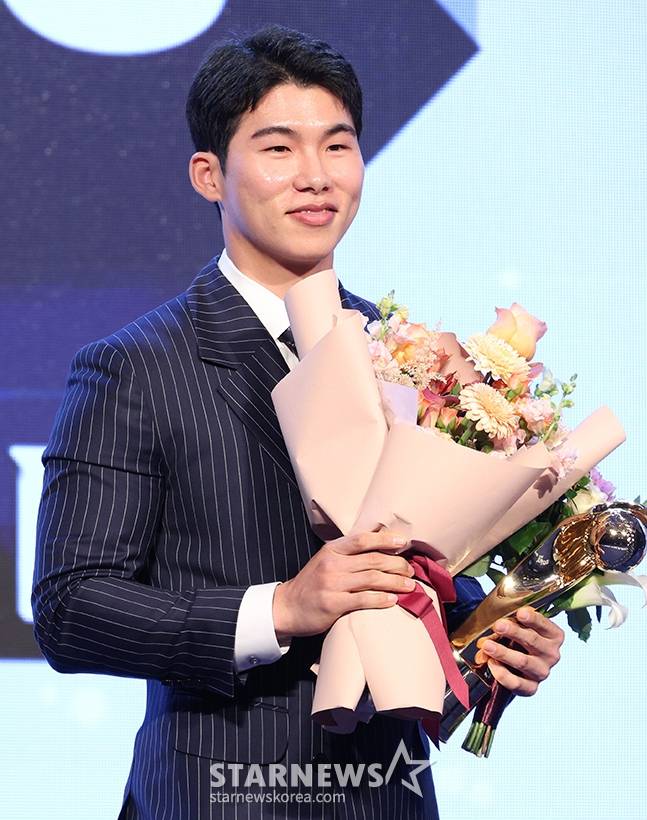 2024 신한은행 SOL뱅크 KBO 시상식이 지난달 26일 서울 송파구 롯데호텔 월드 크리스탈 볼룸에서 열렸다. 김혜성(키움)이 내야수 부문 수비상 수상 후 소감을 밝히고 있다. /사진=김진경 대기자