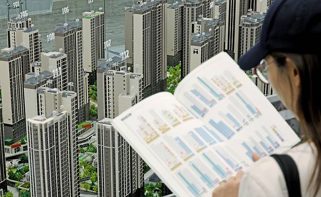 지난 8월 16일 서울 서초구에서 개관한 디에이치 방배 견본주택을 찾은 예비 청약자들이 아파트 단지 모형을 살펴보고 있다. /뉴스1