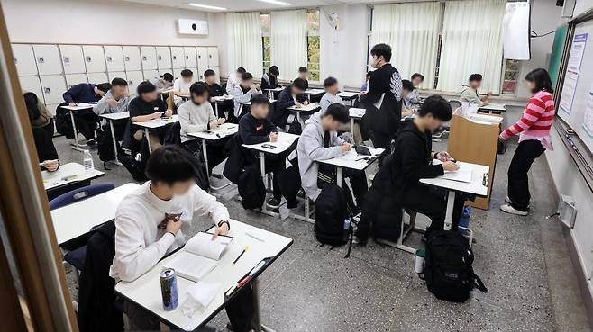 2025학년도 대학수학능력시험(수능)이 치러진 14일 오전 서울 서초구 반포고등학교에 마련된 고사장에서 수험생들이 시험을 준비하고 있다. 2024.11.14/뉴스1