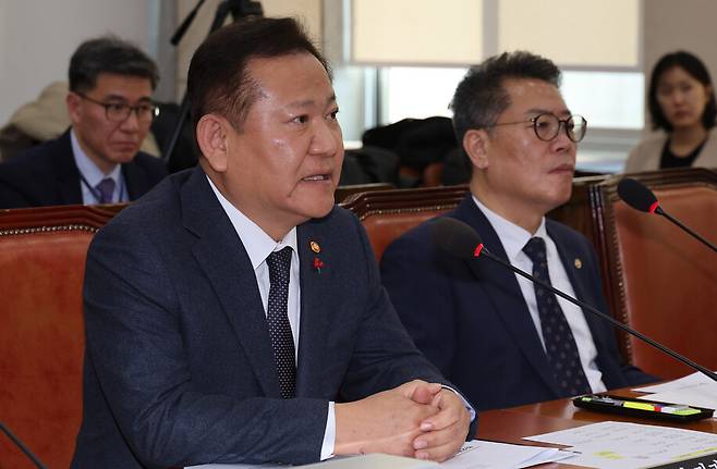 이상민 행정안전부 장관(왼쪽)이 5일 오전 서울 국회 여의도에서 열린 행정안전위원회에 참석해 계엄 당시 경찰의 대응과 관련한 긴급 현안질의에 답변하고 있다. 신소영 기자 viator@hani.co.kr