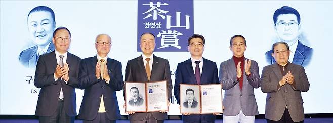 ‘제33회 다산경영상 시상식’이 4일 서울 중림동 한국경제신문사 다산홀에서 열렸다. 다산경영상은 기업인에게 주는 국내 최고 권위의 상으로 한국경제신문이 1992년부터 매년 시상하고 있다. 왼쪽부터 김정호 한국경제신문 사장, 성기학 영원무역 회장, 구자은 LS그룹 회장, 송호성 기아 사장, 권영수 LG에너지솔루션 상근고문과 심사위원장인 박병원 퇴계학연구원 이사장. /최혁 기자