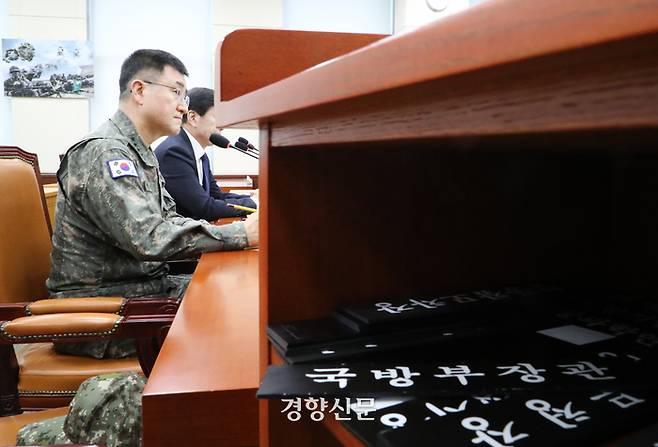 비상계엄 전 계엄사령관인 박안수 육군참모총장이 5일 김용현 전 국방부장관이 불참한 가운데 국회에서 열린 국방위 현안질의에서 굳은 표정으로 질의를 듣고 있다. 박민규 선임기자