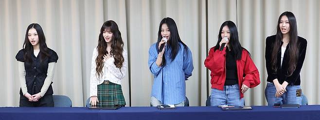 그룹 뉴진스가 지난달 28일 서울 강남구 스페이스쉐어 삼성역센터에서 어도어와의 전속계약 해지 관련 긴급 기자회견을 하고 있다. 매경DB