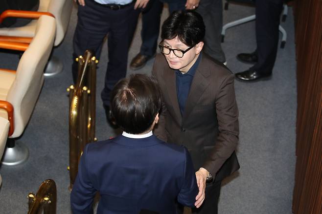 (서울=뉴스1) 이광호 기자 = 윤석열 대통령이 비상계엄령을 선포한 가운데 4일 새벽 서울 여의도 국회에서 열린 본회의에서 이재명 더불어민주당 대표와 한동훈 국민의힘 대표가 인사를 나누고 있다. .2024.12.4/뉴스1 Copyright (C) 뉴스1. All rights reserved. 무단 전재 및 재배포, AI학습 이용 금지. /사진=(서울=뉴스1) 이광호 기자