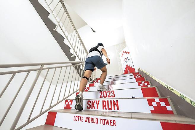 '2023 수직 마라톤 대회 참가자'가 롯데월드타워 계단을 오르고 있다. 사진은 기사와 직접적인 관련이 없음. /롯데물산