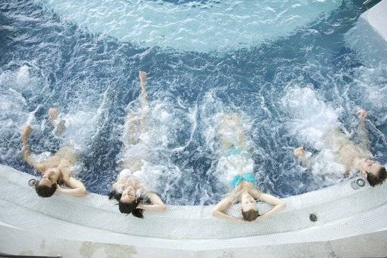 충남 아산에 있는 '파라다이스스파 도고'에서 온천욕을 즐기는 사람들. 사진 파라다이스 도고