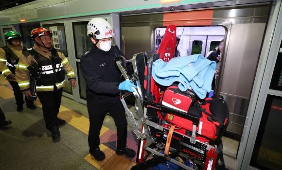 전국철도노동조합(철도노조)이 총파업에 돌입한 5일 저녁 경의중앙선을 지나는 전동열차와 무궁화호가 정전이 나 멈추는 사고가 발생 한 가운데 서울 중랑구 중랑역에서 사고 수습을 마친 소방 관계자들이 이동하고 있다. 한국철도공사(코레일)는 이날 오후 7시 18분쯤 회기역에서 중랑역으로 향하던 지하철 한 대가 정전 사고로 약 20분간 운행이 중지됐다고 밝혔다. 2024.12.5 뉴스1