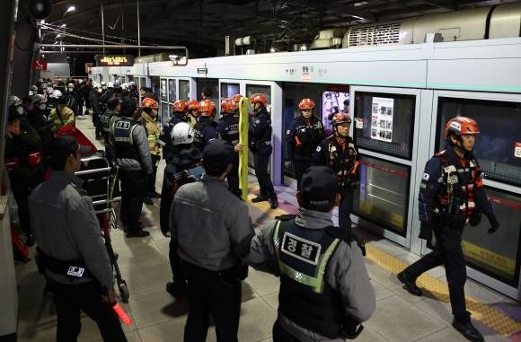 전국철도노동조합이 총파업에 돌입한 5일 저녁 지하철 경의중앙선 열차가 정전이 나 멈추는 사고가 발생했다. 한국철도공사(코레일)에 따르면 이날 오후 7시 18분께 회기역에서 중랑역으로 향하던 지하철 한 대가 정전 사고로 약 20분간 운행이 중지됐다. 열차에 갇힌 승객 중 일부가 강제로 출입문을 개방해 철로를 걷기 시작했고, 이 때문에 출발이 늦춰졌다고 코레일은 설명했다. 사진은 이날 중랑역에서 119구급대가 이동하는 모습. 2024.12.5 연합뉴스