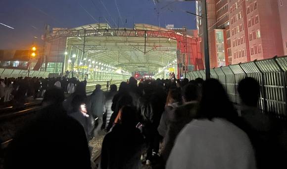 전국철도노동조합(철도노조)이 총파업에 돌입한 5일 저녁 지하철 경의중앙선 열차가 정전이 나 멈추는 사고가 발생했다. 한국철도공사(코레일)는 이날 오후 7시 18분쯤 회기역에서 중랑역으로 향하던 지하철 한 대가 정전 사고로 약 20분간 운행이 중지됐다고 밝혔다. 사진은 철로를 따라 걷고 있는 승객들 모습. 2024.12.5 뉴스1