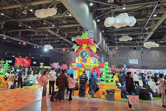 '메이플 콘 2024' 게임 속 루디브리엄 테마로 꾸며진 중앙 광장.