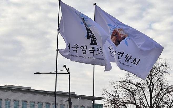 ‘전국 얼죽코 연합’과 ‘전국 얼죽아 연합회’ 깃발이 7일 서울 여의도 국회 앞 집회 현장에서 휘날리고 있다. 온라인 커뮤니티 더쿠 사진 갈무리