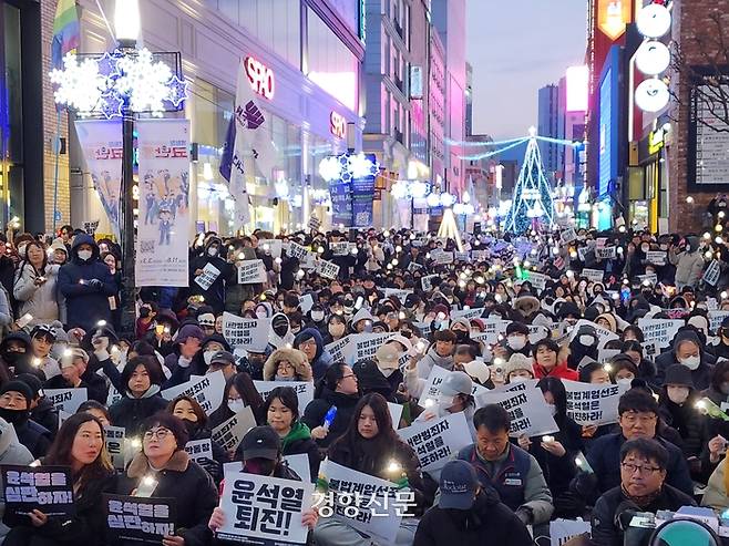 윤석열 대통령에 대한 탄핵 표결이 진행된 7일 오후 대구 중구 동성로 일대에서 열린 ‘윤석열 퇴진 대구시국회의’ 참석자들이 구호를 외치고 있다. 김현수 기자