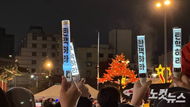 7일 오후 광주 동구 5·18민주광장에서 시민 수천 명이 총궐기대회에 참석해 직접 준비한 규탄 시위봉을 흔들며 윤석열 대통령의 탄핵을 촉구하고 국민의힘 의원들의 윤석열 대통령 탄핵소추안 투표 거부 행동을 규탄하고 있다. 김수진 기자