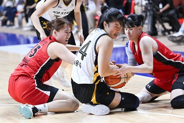 KB스타즈 송윤하(가운데)가 6일 BNK전에서 볼 소유권 경합을 벌이고 있다. /사진=WKBL 제공