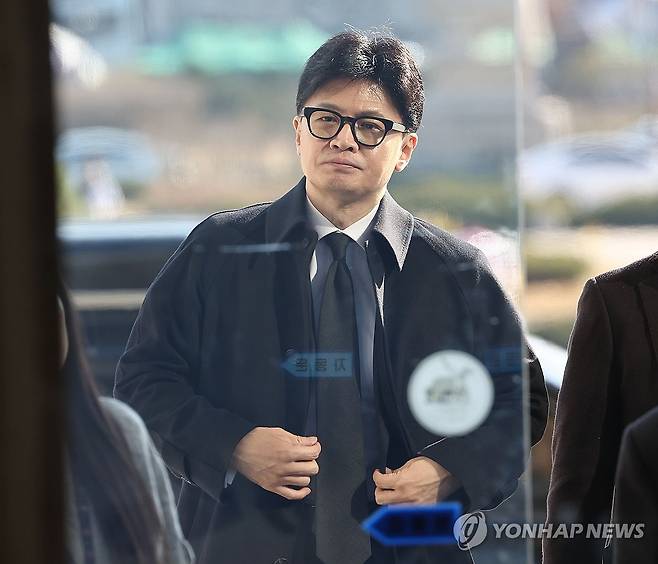 국회 돌아온 한동훈 대표 (서울=연합뉴스) 류영석 기자 = 한덕수 국무총리와 긴급회동을 마친 국민의힘 한동훈 대표가 7일 서울 여의도 국회로 돌아와 당대표실로 향하고 있다. 2024.12.7 ondol@yna.co.kr