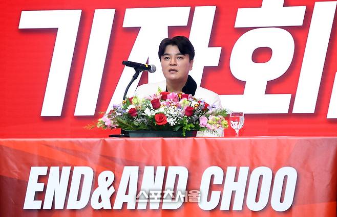 SSG 랜더스 추신수가 은퇴 기자회견에서 취재진의 질문에 답을 하고 있다. 사진 | 박진업 기자 upandup@spotsseoul.com