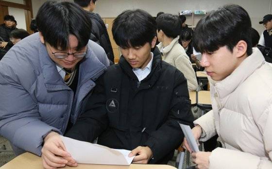 2025학년도 대학수학능력시험(수능) 성적표가 배부된 지난 6일 서대전고등학교 3학년 교실에서 수험생들이 성적을 확인하고 있다. 뉴스1