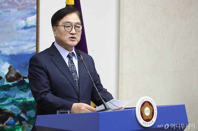 우원식 국회의장이 8일 오후 서울 여의도 국회에서 한덕수 국무총리와 한동훈 국민의힘 대표의 대국민 담화 발표와 관련해 입장을 밝히는 긴급 기자회견을 하고 있다. 2024.12.8/뉴스1 Copyright (C) 뉴스1. All rights reserved. 무단 전재 및 재배포, AI학습 이용 금지.