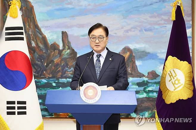 우원식 의장 긴급 기자회견 (서울=연합뉴스) 김주성 기자 = 우원식 국회의장이 8일 오후 서울 여의도 국회에서 긴급 기자회견을 열어 한덕수 국무총리와 국민의힘 한동훈 대표의 공동 대국민 담화와 관련해 입장을 밝히고 있다. 2024.12.8 utzza@yna.co.kr