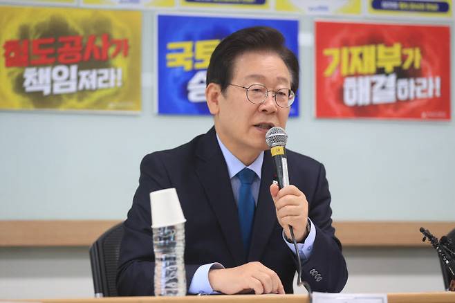 철도노조 파업 닷새째를 맞이한 9일 오후 서울 용산구 철도회관을 찾은 이재명 더불어민주당 대표가 모두발언을 하고 있다.(사진=연합뉴스)