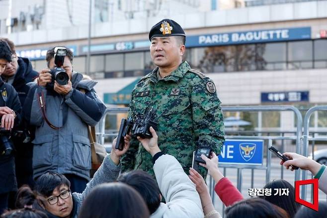 김현태 제707특수임무단 단장이 9일 서울 용산구 대통령실 앞에서 비상계엄령 당시 상황을 밝히는 기자회견을 하고 있다. 강진형 기자