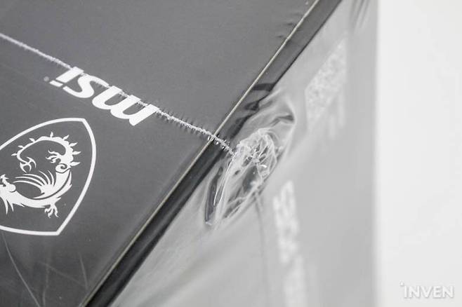 ▲ 박스는 비닐로 잘 밀봉되어 있었다