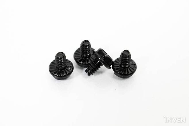 ▲ 파우치는 케이블과 고정 나사를 보관할 수 있는 용도로 활용할 수 있다