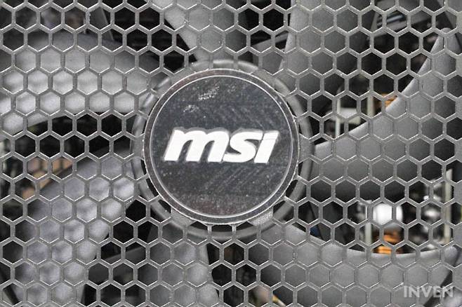 ▲ 7개의 블레이드가 적용되어 있는 저소음 쿨링 팬이 탑재되어 있다