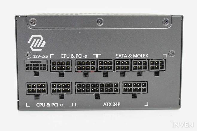 ▲ 필요한 케이블만 연결해서 사용할 수 있는 풀 모듈러 제품. PC 내부 정돈에 용이하다