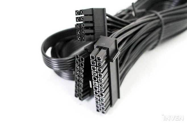 ▲ 24핀(20+4) 주전원 케이블