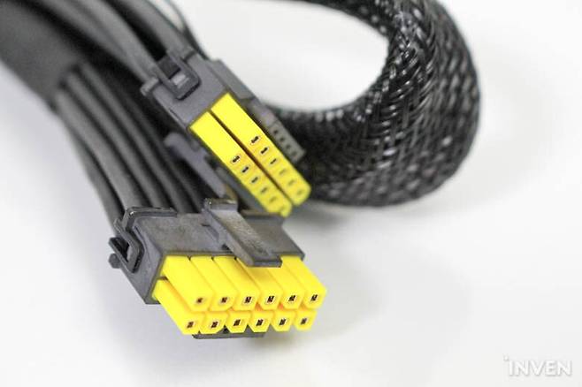 ▲ 2023 컴퓨텍스 혁신상을 수상한 12V2X6 듀얼컬러 커텍터