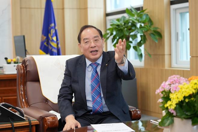 하윤수 부산시교육감이 쿠키뉴스와 인터뷰에서 늘봄학교 정책에 대해 설명하고 있다.