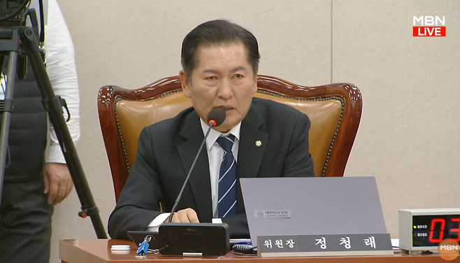 오늘(9일) 열린 법사위 전체회의에서 정청래 위원장이 울컥하고 있다