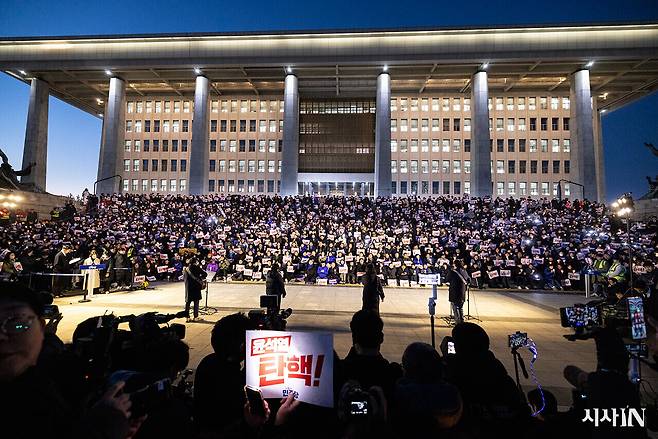 12월4일 오후 서울 여의도 국회에서 열린 ‘윤석열 대통령 사퇴촉구 탄핵추진 범국민 촛불문화제’에 참석한 시민들이 구호를 외치고 있다. ⓒ김흥구