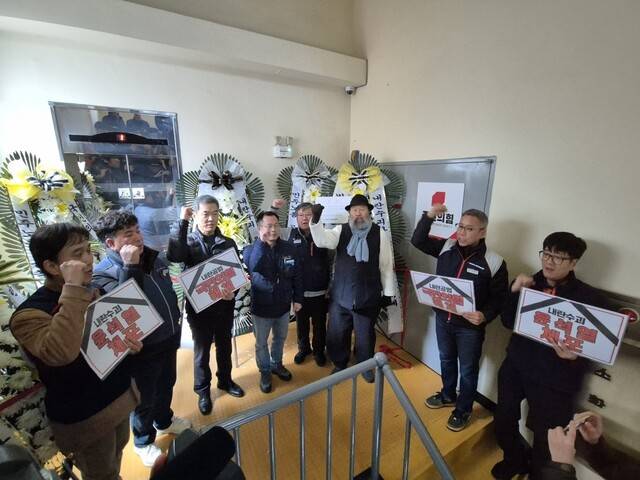 민주노총광주본부는 9일 오후 3시15분 광주시 서구 국민의힘 광주광역시당사무실 문 앞에 근조 화환 5개를 들고 가 놓았다. 이들이 직접 들고 올라간 근조화환엔 ‘내란수괴 윤석열 체포’, ‘제2내란 국민의 힘’ 등의 구호가 적힌 리본이 달렸다. 정대하 기자